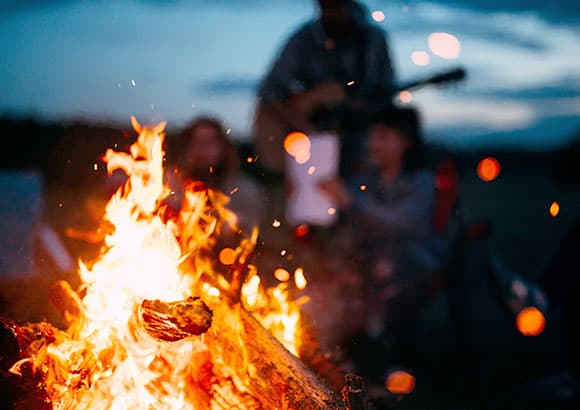 写真：焚き火を囲む仲間同士